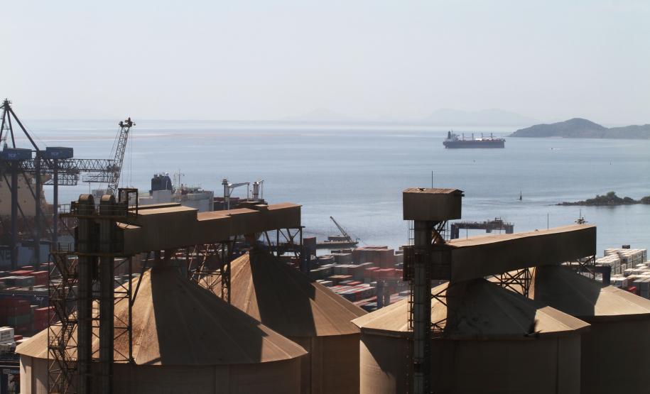 Universidade desenvolve projeto ambiental no Porto de Paranaguá Esse “recenseamento ambiental” faz parte do Programa de Conformidade do Gerenciamento de Resíduos Sólidos e Efluentes Líquidos nos Portos Brasileiros, financiado pela Secretaria de Portos (SEP), desenvolvido pela Universidade Federal do Rio de Janeiro (UFRJ) – em parceria com as universidades locais - em 22 portos brasileiros.