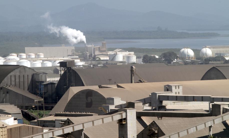 Universidade desenvolve projeto ambiental no Porto de Paranaguá A equipe da Unespar, formada por 15 alunos e três professores do curso de Ciências Biológicas, concluiu o treinamento com os coordenadores da UFRJ esta semana, na Administração dos Portos de Paranaguá e Antonina (Appa). Agora, eles finalizam o zoneamento e marcação dos pontos com GPS, das áreas da Appa e de 18 empresas arrendatárias.