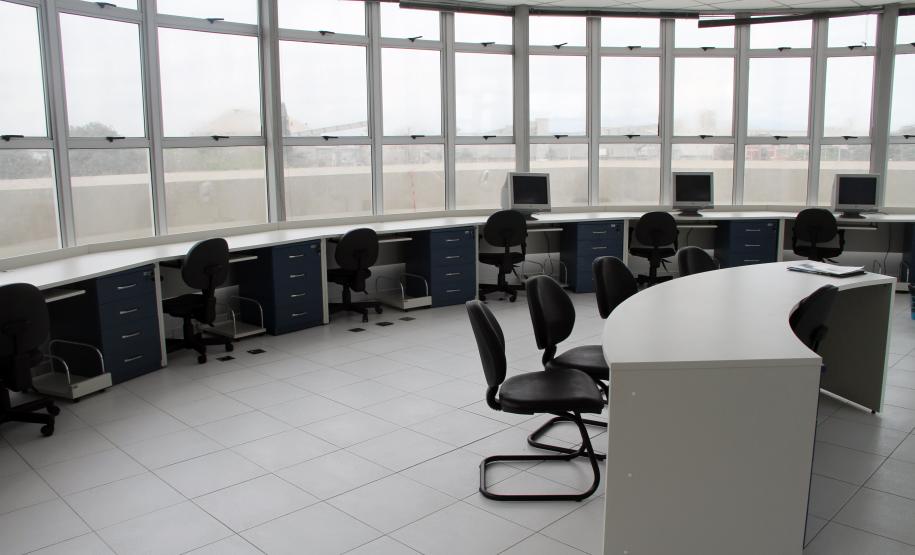 Appa inaugura instalações do Centro de Comando Nesta segunda-feira (24), a Administração dos Portos de Paranaguá e Antonina (Appa) inaugurou a sala que vai abrigar o Centro de Comando e Controle do Serviço de Tráfego Marítimo. O centro recebeu o nome de Arthur Miranda Ramos, superintendente entre os anos 1961 e 68. A homenagem foi recebida pelo Almirante-de-Esquadra da Marinha do Brasil, Arthur Pires Ramos, filho do homenageado.