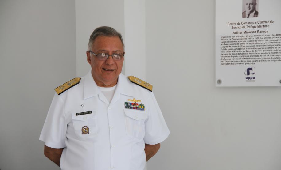 Appa inaugura instalações do Centro de Comando A homenagem ao ex-superintendente foi recebida pelo filho dele, Almirante-de-Esquadra Arthur Pires Ramos, Diretor-Geral do Material da Marinha do Brasil. Nascido em Curitiba, ele entrou para a Marinha em 1971 e já tem 41 anos de “casa”. Na instituição, Ramos ocupou diversos cargos - entre esses o de comandante do 5º Distrito Naval - e recebeu inúmeras condecorações.