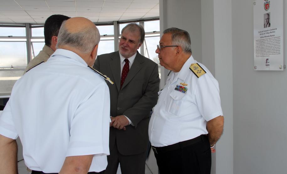 Appa inaugura instalações do Centro de Comando Participaram da inauguração representantes da Marinha do Brasil – entre eles, além do Almirante-de-Esquadra, o Almirante Paulo Cezar de Quadros Küster, comandante do 5º Distrito Naval, e o Capitão dos Portos, de Paranaguá, Capitão-de-Mar-e-Guerra, José Henrique Rabello – da Polícia Federal, Receita Federal do Brasil, da Praticagem, e do Sindicato das Agências Marítimas do Paraná.