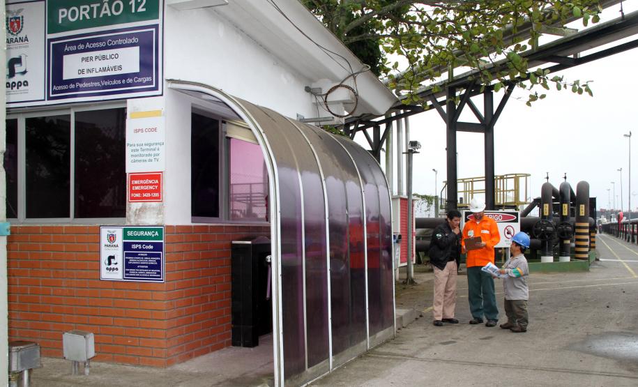 Guarda Portuária dos portos paranaenses terá sede própria e novas viaturas As ações são comemorativas ao jubileu de prata da Guarda Portuária, que hoje (25) completa 25 de idade. “Estas medidas visam melhorar a estrutura de trabalho dos guardas. Não tenho dúvidas da importância que estes homens têm no dia-a-dia dos portos paranaenses. São eles que zelam pela proteção dos trabalhadores que atuam em toda a área portuária”, afirma o superintendente da Appa, Luiz Henrique Dividino.