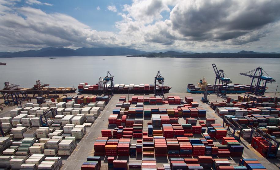 Cargas operadas pelo Porto de Paranaguá são cada vez mais diversificadas Exportação – Em relação à exportação, uma operação que chama a atenção é a de produção agrícola em contêiner. Pelo Porto de Paranaguá, já foram exportados soja, milho, caroço de algodão, alfafa peletizada, entre outros.