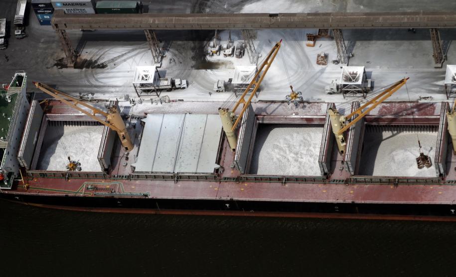 Cargas operadas pelo Porto de Paranaguá são cada vez mais diversificadas Lascas de mármore – Outra operação que tem chamado a atenção no cais é a descarga de lascas de mármore. Este ano, o Porto de Paranaguá já recebeu dois navios com as pedras importadas da Turquia, totalizando 34.500 toneladas, até agosto. Em 2011, o Porto recebeu 69 mil.