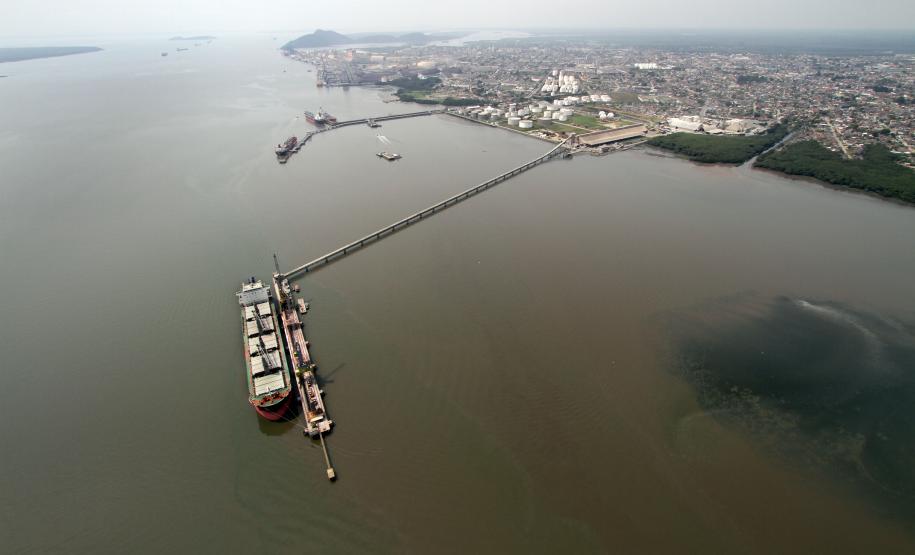 Cargas operadas pelo Porto de Paranaguá são cada vez mais diversificadas Líquido – Também produto de importação, o Ácido Sulfúrico é outro exemplo das diversas cargas operadas pelo Porto de Paranaguá. Este ano, foram quase 63 mil toneladas vindas, principalmente, da Bélgica, Suécia e Espanha. No ano passado, foram mais de 163 mil toneladas do produto, que vieram da Ásia (Coréia do Sul, Japão e Índia).