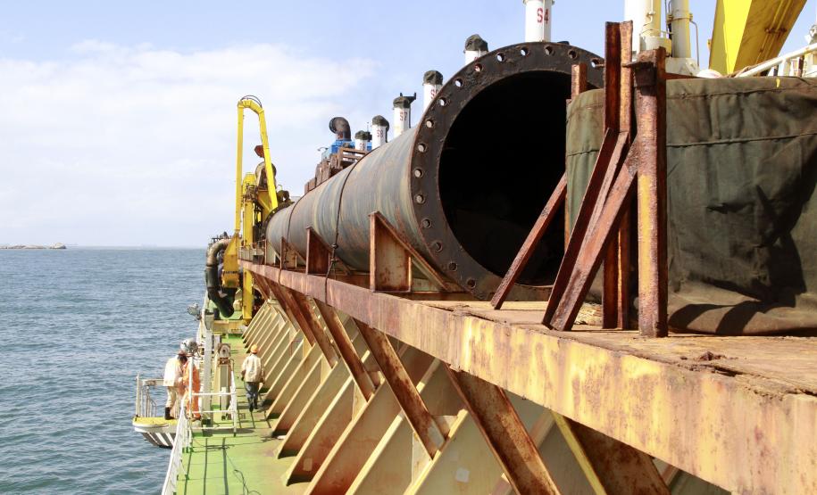 Dragagem do primeiro lote do Canal da Galheta deve estar finalizada em 30 dias Na área Bravo 2, que é a mais distante da área de despejo, a draga tem conseguido fazer cerca de três viagens por dia,já que o ciclo de trabalho da draga – que é contado desde a retirada do sedimento, ida e volta da área de despejo – está levando cerca de oito horas para ser concluído.