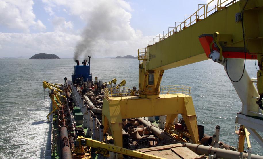 Dragagem do primeiro lote do Canal da Galheta deve estar finalizada em 30 dias Antonina – De acordo com Dividino, a próxima medida será o início dos trabalhos de dragagem do lote 2, que compreende o canal de acesso ao Porto de Antonina. “Esta dragagem vai começar a ser feita paralelamente ao trabalho que está sendo realizado em Paranaguá. Uma segunda draga, de menor porte, virá para realizar o serviço”, explica.