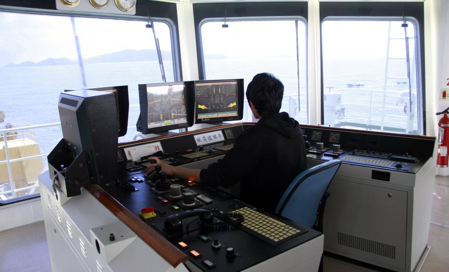 Dragagem do primeiro lote do Canal da Galheta deve estar finalizada em 30 dias “Estamos concluindo mais um dos compromissos do governador Beto Richa de regularizar as condições de navegabilidade do Porto de Paranaguá. Nos próximos meses, vamos fazer o mesmo para o Porto de Antonina”, afirma o superintendente da Administração dos Portos de Paranaguá e Antonina, Luiz Henrique Dividino.