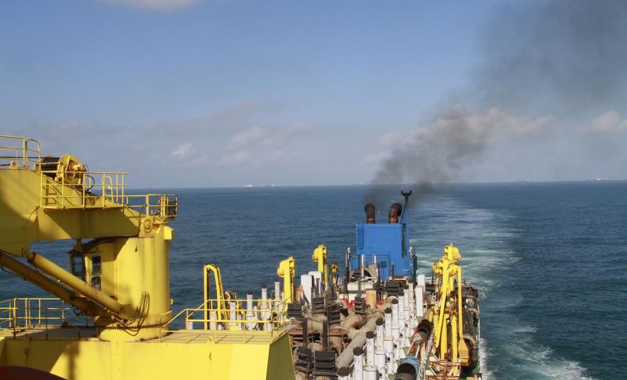 Dragagem do primeiro lote do Canal da Galheta deve estar finalizada em 30 dias No entanto, mesmo com as dificuldades climáticas, a produtividade da dragagem está acima do estimado e os trabalhos no lote 1 – que abrange a entrada do Canal da Galheta até Paranaguá – devem estar concluídos em 30 dias. Agora, a draga chinesa Xin Hai Feng está realizando os trabalhos no trecho Bravo 2. Ate agora, cerca de 45% do volume a ser dragado desse trecho já foi concluído.