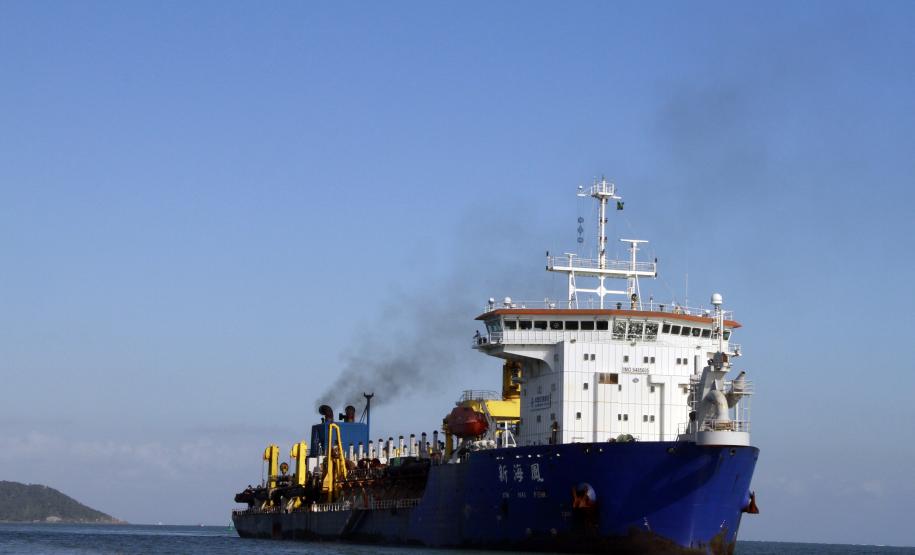 Dragagem do primeiro lote do Canal da Galheta deve estar finalizada em 30 dias Dois dos três trechos a serem dragados no primeiro lote da dragagem de manutenção do Canal da Galheta já foram praticamente concluídos em Paranaguá. A área Bravo 1 já foi completamente dragada e a área Alfa depende de alguns retoques, cerca de 5% do volume. O mau tempo dos últimos dias e o mar agitado atrapalharam os trabalhos.