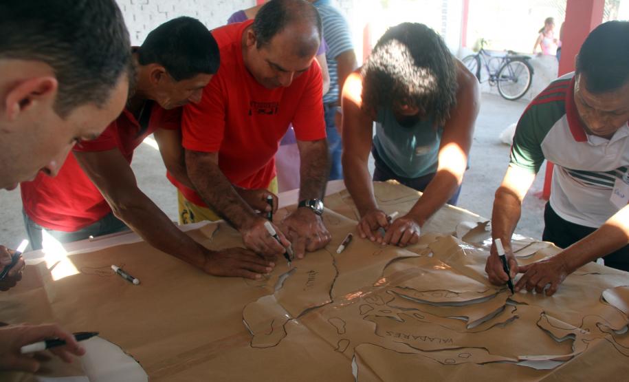 Porto de Paranaguá dá início ao programa de Educação Ambiental A Administração dos Portos de Paranaguá e Antonina (Appa) deu início ao programa de Educação Ambiental junto às comunidades do entorno ao porto. O programa é ligado ao projeto da dragagem de manutenção do Canal da Galheta e tem como objetivo traçar um diagnóstico participativo com as comunidades, levantando as principais demandas e necessidades dos grupos que vivem no entorno do porto.