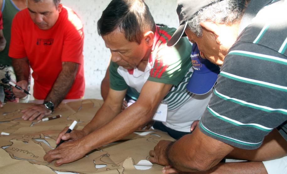 Porto de Paranaguá dá início ao programa de Educação Ambiental O produto da oficina, desenvolvido pela comunidade, é um mapa. Este é riscado e pintado em tecido, pelos próprios pescadores. Além de uma obra de arte, é um instrumento de reivindicação.
