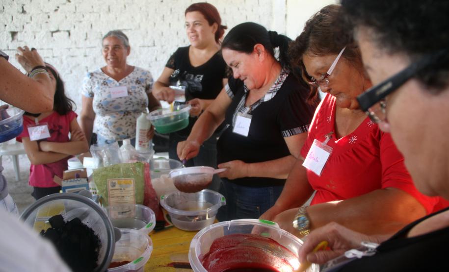 Porto de Paranaguá dá início ao programa de Educação Ambiental Pescadores e familiares de doze comunidades participam de oficinas de arte coordenadas por uma equipe multidisciplinar que envolve áreas como biologia marinha, antropologia e artes plásticas.