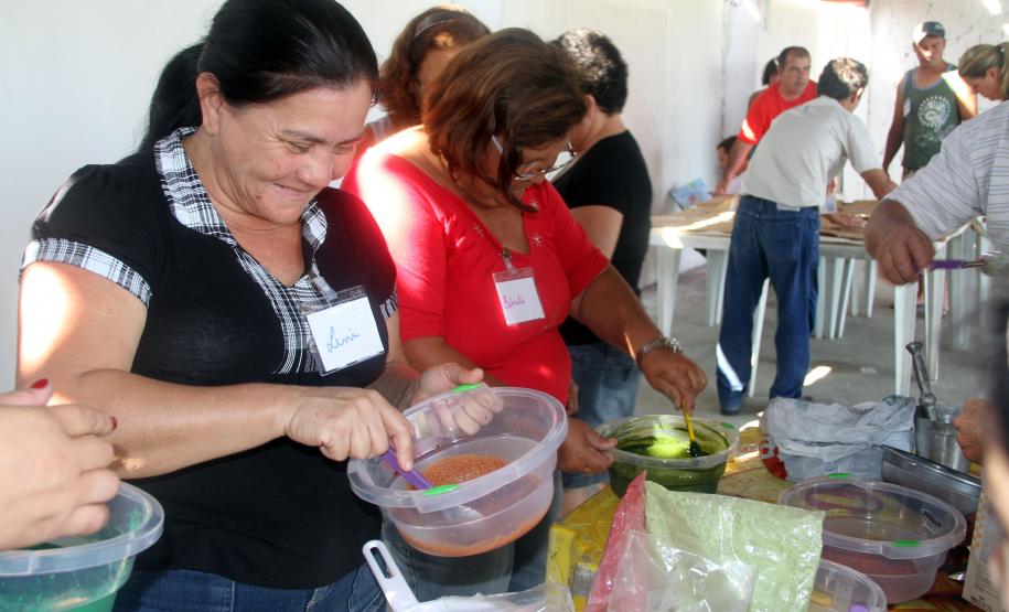 Porto de Paranaguá dá início ao programa de Educação Ambiental As tintas são feitas durante a oficina com terra, carvão, folhas, espinafre, beterraba e produtos industriais corriqueiros como pó xadrez (usado, entre outros fins, para pintar os barcos), detergente e outros.