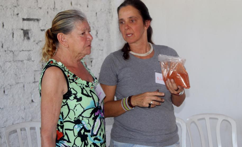 Porto de Paranaguá dá início ao programa de Educação Ambiental A atividade é coordenada pela artista plástica paulista, Sylvia Helena Boock de Freitas. “Esta é apenas uma das fases do programa. Esse encontro tem o senso do resgate do humano que existe nessas pessoas que, além de pescadores, são seres sociais. A arte sensibiliza e trata da importância de se cuidar – cuidar de si e do meio ambiente”, explica a artista.