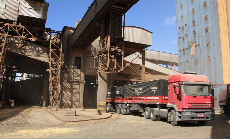 Exportações de granéis crescem 12% em Paranaguá O destaque entre os granéis foi o milho, que apresentou alta de 41% nas exportações, fechando o mês de setembro com 2 milhões de toneladas movimentadas.