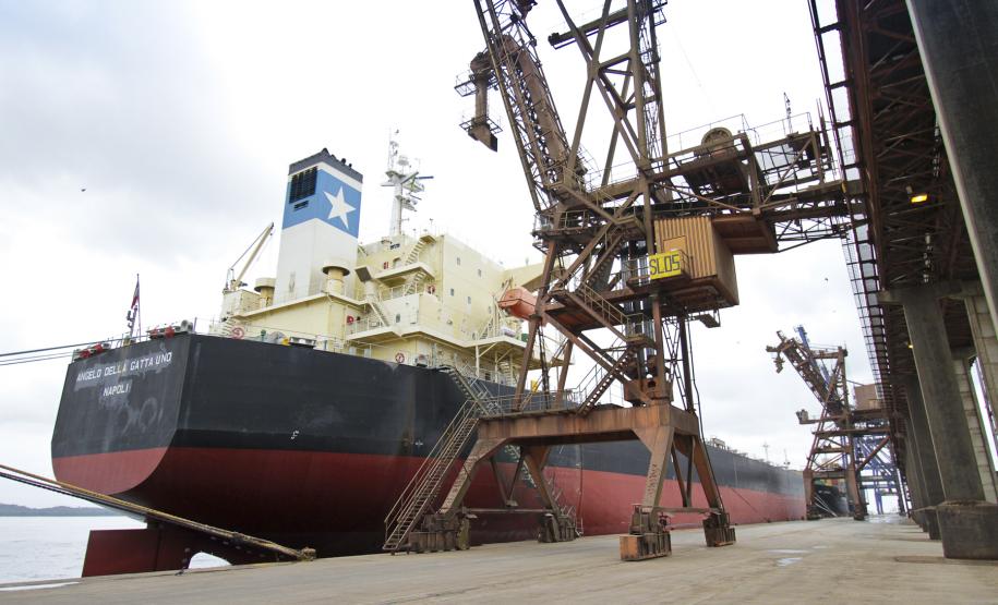 Exportações de granéis crescem 12% em Paranaguá As exportações de soja registraram um aumento de 10% em comparação com 2011, totalizando 6,3 milhões de toneladas exportadas. O farelo de soja também apresentou alta. O volume exportado, até setembro, foi 15% maior, somando 4 milhões de toneladas movimentadas.