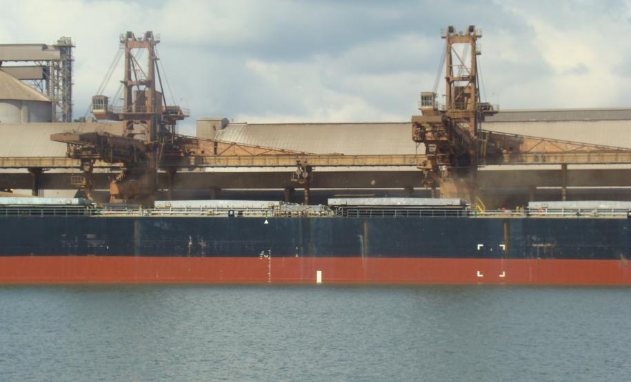 O Porto de Paranaguá dispõe de um sistema diferenciado para as exportações de granéis. O corredor de exportação, construído na década de 70 e único no Brasil, é composto por um conglomerado de silos verticais e horizontais, públicos e privados interligados a um sistema de correias transportadoras de uso comum, que abastecem os navios em três berços distintos de atracação.