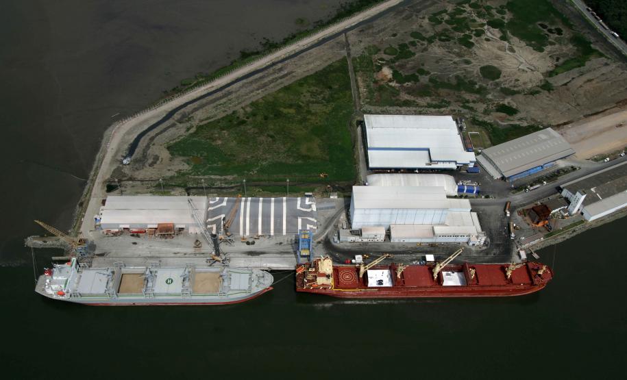 Movimentação de mercadorias pelos Portos do Paraná cresce 7% até setembro O Porto de Antonina, que vem recuperando sua movimentação, fechou setembro com alta de 10% na movimentação de mercadorias. Foram 873,9 mil toneladas de produtos movimentados pelo terminal. A maior parte da soma é formada pela importação de fertilizantes que somou 770 mil toneladas até setembro, em Antonina