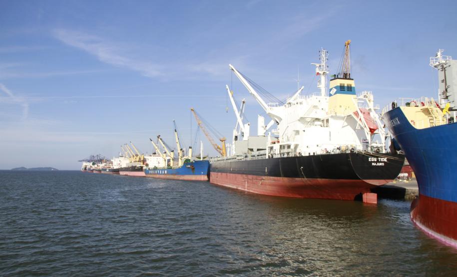 Movimentação de mercadorias pelos Portos do Paraná cresce 7% até setembro A movimentação de mercadorias dos portos de Paranaguá e Antonina fechou o mês de setembro com alta de 7%. De janeiro a setembro, foram movimentadas pelos portos do Paraná 33,9 milhões de toneladas de produtos, contra 31,6 milhões de toneladas no mesmo período de 2011.