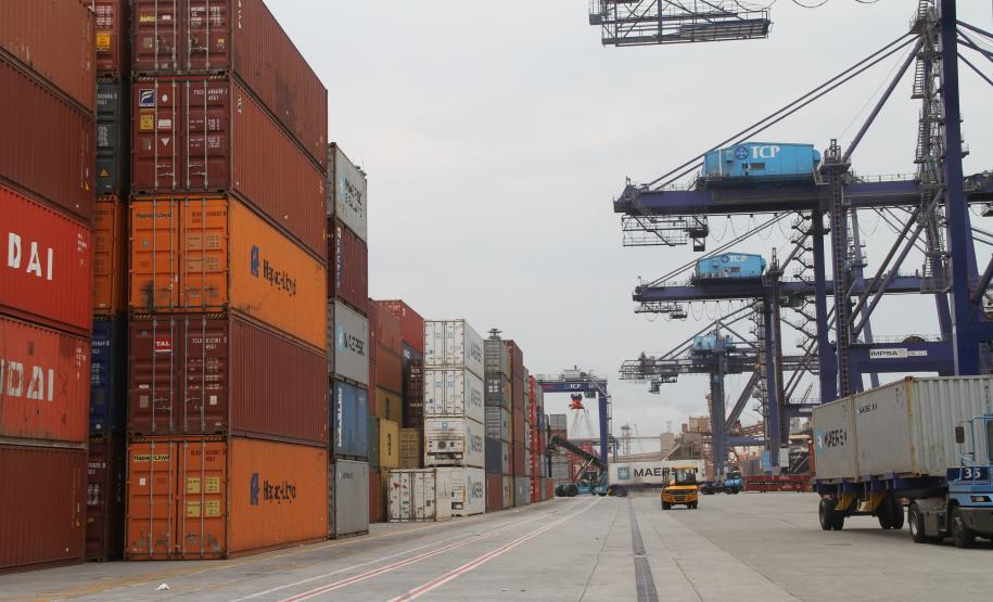 Movimentação de mercadorias pelos Portos do Paraná cresce 7% até setembro No segmento de contêineres, houve alta de 10% na movimentação, totalizando 560,4 mil TEUs (unidades equivalentes a contêineres de 20 pés)_ movimentados.