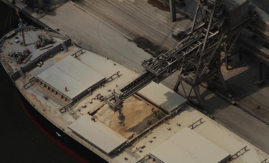 Exportações dos portos paranaenses geram US$ 13 bilhões em receita Segundo os dados gerados esta semana pelo Ministério do Desenvolvimento, Indústria e Comércio Exterior (MDIC), além do grão de soja, a receita gerada pelas exportações do farelo de soja também contribuiu para o aumento de 1,1%, em relação ao nove meses do ano passado.