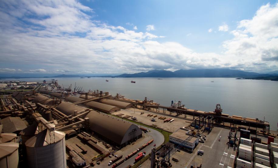 Exportações dos portos paranaenses geram US$ 13 bilhões em receita Como mostram os dados do MDIC, em 2012 a exportação do milho pelo Porto de Paranaguá gerou receita de mais de US$ 602,5 milhões. Esse total é 32% maior que o de 2011, quando a exportação do produto gerou pouco mais de US$ 454 milhões.