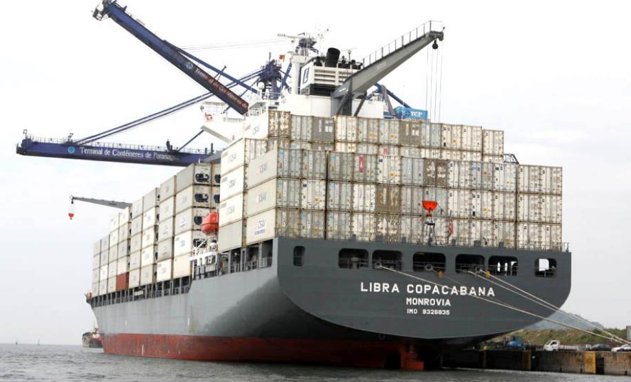 Exportações dos portos paranaenses geram US$ 13 bilhões em receita De acordo com o sistema de informação do MDIC, de janeiro a setembro deste ano, o Porto de Paranaguá exportou mais de um milhão de toneladas de congelados. Essa movimentação gerou receita de US$2 bilhões, ou seja, 15,8% do total. Entre as carnes congeladas, a principal responsável por essa receita é o frango.