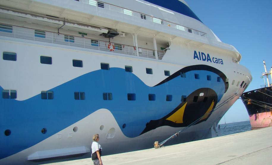 Pela segunda vez consecutiva, o navio Aida Cara atracará no Porto de Paranaguá. Em parada técnica no próximo dia 15 de novembro, a embarcação de cruzeiros alemã permanece no litoral paranaense das 10h às 20h. Nesse período, os 1.180 passageiros e 350 tripulantes poderão descer e fazer turismo na região.