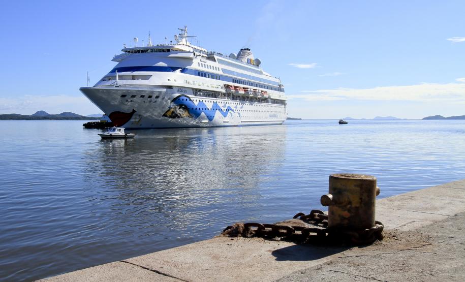Porto de Paranaguá receberá novas escalas de navio de passageiros Para atender essa demanda, as equipes da Administração dos Portos de Paranaguá e Antonina (Appa), da Secretaria de Estado do Turismo, da EcoParaná, da Prefeitura e demais órgãos se reúnem para organizar a recepção aos turistas. A expectativa é mostrar aos passageiros alemães, austríacos e suíços o potencial do Litoral Paranaense.