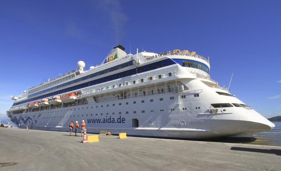 Porto de Paranaguá receberá novas escalas de navio de passageiros Grupo – Além da Appa, da Secretaria de Estado do Turismo, da EcoParaná e da Prefeitura, estão envolvidos nas ações de recepção aos turistas o Núcleo de Turismo Receptivo de Curitiba, o Sebrae, a Associação Comercial de Paranaguá, a Associação dos Taxistas, a Adetur Litoral, a Special Paraná e a Transgolf (agência marítima responsável pelo Aida Cara).