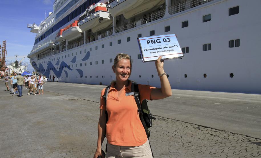 Porto de Paranaguá receberá novas escalas de navio de passageiros “Atendendo os turistas em parada técnica com organização, segurança e atrativos, temos o objetivo de ampliar as escalas dos cruzeiros no Porto de Paranaguá. Não esperamos apenas mais paradas técnicas, mas, principalmente, sermos opção de escala definitiva. Queremos com essa boa recepção, até a temporada 2013/2014, inserir Paranaguá no roteiro dos armadores de navios de turismo”, afirma Pedro Guerra, superintendente da EcoParaná.