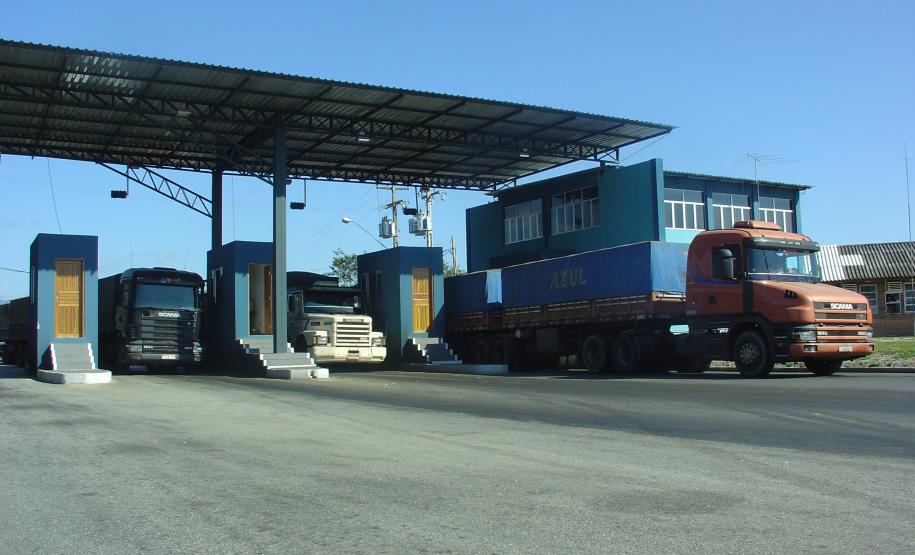 O número de caminhões carregados com grãos que chegou ao Pátio de Triagem do Porto de Paranaguá, de janeiro a setembro, aumentou 18% em relação a 2011. Este ano, já foram 283,2 mil caminhões liberados para a descarga no Corredor de Exportação. O Paraná ainda é a principal origem dessa carga. No entanto, a Administração dos Portos de Paranaguá e Antonina (Appa) tem registrado aumento no volume de cargas provenientes de outros estados, principalmente Rio Grande do Sul e Mato Grosso.