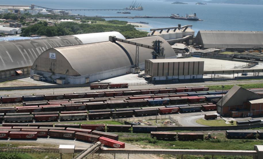 Aumenta quantidade de grãos provenientes de outros estados aos Portos do PR Vagões – Do total de grãos recebidos no pátio de triagem do Porto de Paranaguá, a carga proveniente em trens representa 22% do total. Até setembro, foram 2,8 milhões de toneladas de grãos que chegaram em vagões, volume ligeiramente superior ao registrado no mesmo período de 2011 (2,7 milhões de toneladas).