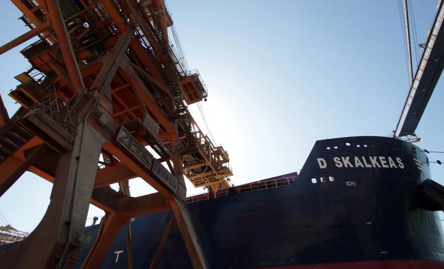 Quanto ao farelo de soja exportado no período, este ano já são mais de 4,4 milhões de toneladas: quase 17% a mais que no ano passado, com pouco mais de 3,8 milhões de toneladas. 
A exportação de milho pelo corredor, em 2012, está quase 55% maior que a registrada em 2011. Este ano, já são mais de 2,7 milhões de toneladas contra 1,7 milhão, no ano passado.