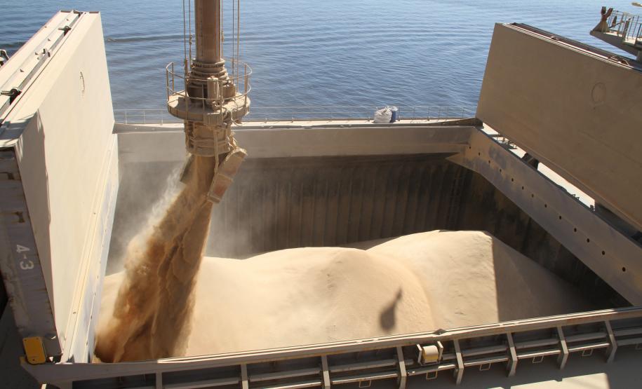 Considerando apenas a movimentação do mês de outubro, até as 7h deste dia 24, já são quase 1,2 milhão de toneladas de grãos exportadas pelo Corredor de Exportação do Porto de Paranaguá. Essa movimentação do mês também é maior que a registrada durante todo o mês de outubro de 2011, quando foram exportadas pouco mais de 1,1 milhão de toneladas. No mesmo período (de 24 dias), no ano passado, o total movimentado pelo complexo foi de cerca de 981 mil toneladas.