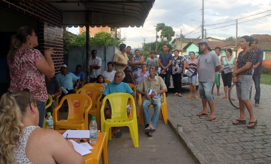 Começam atividades ambientais e de comunicação para a dragagem do Porto de Antonina Aproximadamente 160 pessoas receberam um informativo sobre a obra que será iniciada em breve e puderam expor as principais dúvidas da comunidade sobre o processo. “Nessa etapa inicial da comunicação, nosso trabalho é mais de escutar o que a comunidade tem para nos falar sobre a dragagem e a realidade local. A principal preocupação deles é quanto à possível diminuição dos pescados e a disposição do material dragagado”, expõe a coordenadora do Plano de Comunicação, Lígia Módolo Pinto.