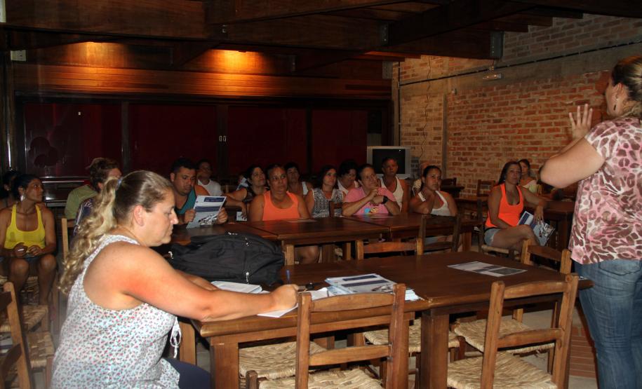 Começam atividades ambientais e de comunicação para a dragagem do Porto de Antonina A Administração dos Portos de Paranaguá e Antonina (Appa) deu início às atividades que antecedem a dragagem de manutenção do canal de acesso ao Porto de Antonina. A obra já está liberada pelo Ibama, mas, antes que se inicie de fato, o órgão exige a abertura de canais de comunicação com a comunidade local e o monitoramento ambiental. Ambos já estão em andamento.