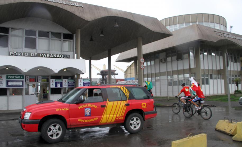 Bombeiros concluem desafio de ciclismo no Porto de Paranaguá Doze oficiais do Corpo de Bombeiros finalizaram nesta sexta-feira (26) o desafio de cruzar o estado do Paraná pedalando. Eles chegaram por volta do meio dia ao Porto de Paranaguá após percorrer mais de 700 quilômetros. A travessia começou há uma semana, em Foz do Iguaçu, e teve como objetivo comemorar o centenário do Corpo de Bombeiros no Estado.