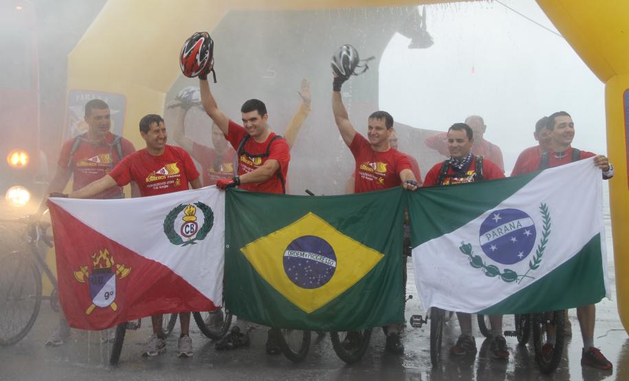 Bombeiros concluem desafio de ciclismo no Porto de Paranaguá Rodrigues conta que a aventura começou no último dia 19, quando eles saíram de Foz do Iguaçu acompanhados por uma equipe de apoio. Em média, eles vinham percorrendo 120 quilômetros por dia – das 7h30 até as 18h. “O dia que menos pedalamos percorremos 85 quilômetros, mas teve trajeto de mais de 135 quilômetros”, afirma.