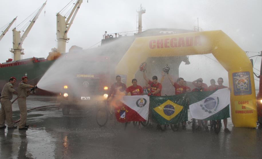 Bombeiros concluem desafio de ciclismo no Porto de Paranaguá Na chegada, os bombeiros foram recebidos pela comunidade portuária e pelo grupamento de Paranaguá da corporação, que preparou uma festa para receber os atletas. Ao som da sirene de dois caminhões, com direito a banho de mangueira, o Capitão Edson Leonel Rodrigues e seu grupo de bombeiros, com idade entre 20 e 48 anos, concluíram a pedalada.