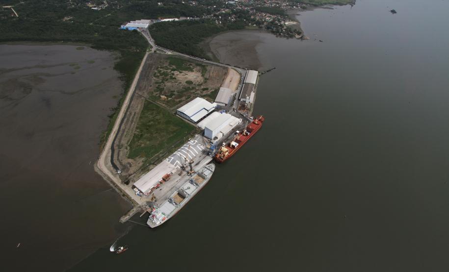 Dragagem – Além disso, o governo está promovendo a dragagem do canal de acesso aos portos paranaenses. A primeira fase dos trabalhos, que abrange a entrada do Canal da Galheta até o Porto de Paranaguá, está quase 90% concluída. O lote dois da dragagem de manutenção prevê trabalhos no canal de acesso ao Porto de Antonina. Serão retirados 1 milhão de metros cúbicos de sedimentos.