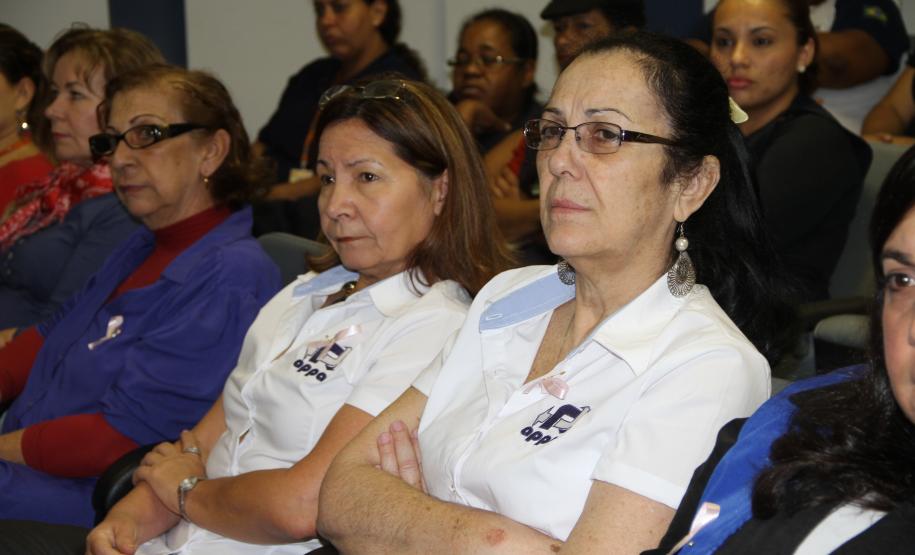 Outubro é o mês de conscientização para prevenção do Câncer de Mama. Em todo o mundo, com a cor rosa, a atenção das mulheres é chamada para esse importante alerta: quanto antes diagnosticado a doença, maiores são as chances de cura. Por isso, a Administração dos Portos de Paranaguá e Antonina (Appa) reuniu todas as funcionárias – da limpeza à superintendência – para promover uma palestra sobre o tema.