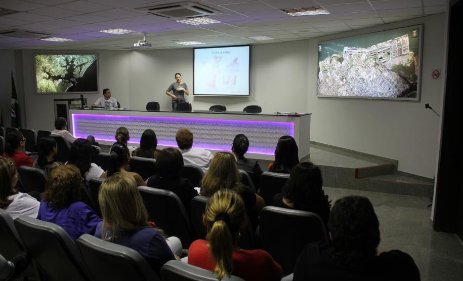 Como explicou a palestrante Angie Aline Albini, da Secretaria Municipal da Saúde, para as quase 80 presentes, as mulheres – especialmente a partir dos 40 anos – têm que estar atentas a qualquer de alteração próxima à região das mamas. “Ninguém melhor que nós mesmas para conhecer o nosso corpo e saber quando buscar ajuda médica. Quanto antes, melhor”, afirma.