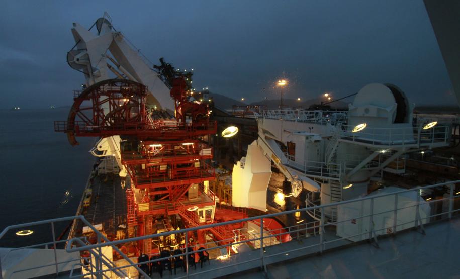 Capitania amplia navegação noturna no Canal da Galheta Antes deste anúncio, a navegação noturna em Paranaguá estava restrita a navios de até 210 metros. Mas com o restabelecimento da profundidade do Canal, os navios que trafegam em Paranaguá podem ter até 305, conforme a Norma de Tráfego delimita. No entanto, o Porto já recebeu navios de até 335 metros de comprimento, mas com autorização especial da Capitania.