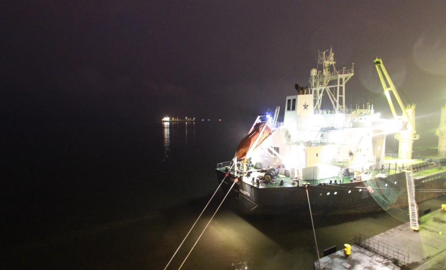 Capitania amplia navegação noturna no Canal da Galheta Com a dragagem dos pontos críticos praticamente concluída e melhora na segurança da navegação, Capitania autoriza navios de até 305 metros trafegarem no canal de acesso aos portos paranaenses.