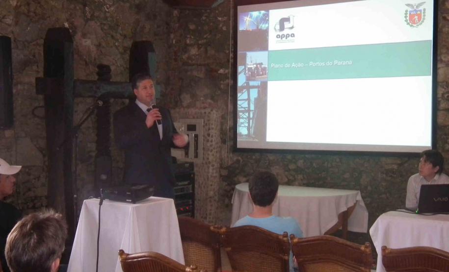 Especialistas discutem desenvolvimento do litoral Especialistas, estudiosos e empresários estiveram reunidos nesta sexta-feira (09) em Antonina, para discutir as potencialidades de desenvolvimento da região litorânea durante o I Seminário Investimento e Desenvolvimento Sustentável do Litoral do Paraná.