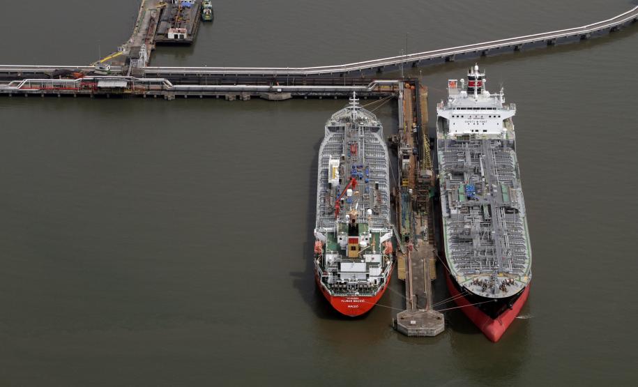 Portos paranaenses apresentam projetos em evento da Secretaria de Portos Em percentual, o maior aumento foi registrado na movimentação dos granéis líquidos nos portos de Paranaguá e Antonina: 19%. Este ano, foram mais de quatro milhões de toneladas de líquidos movimentados. No ano passado, foram pouco mais de três milhões.