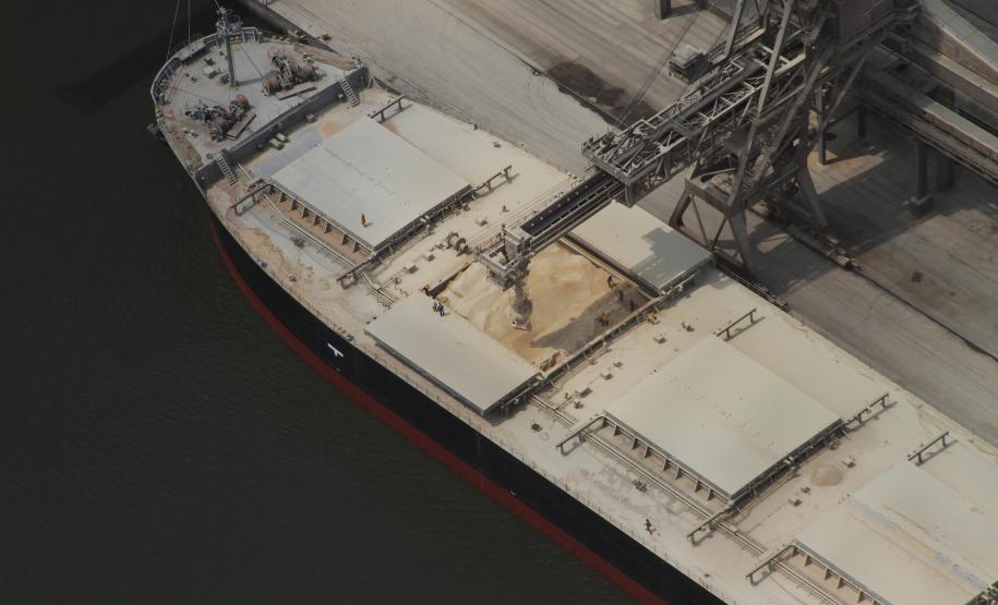 Portos do Paraná fecham outubro com alta de 8% na movimentação de cargas No mês, os portos do Paraná registraram aumento de 14% em relação a 2011