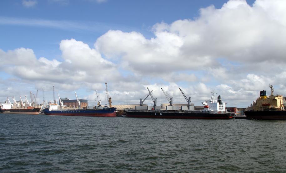 Portos do Paraná fecham outubro com alta de 8% na movimentação de cargas Os portos de Paranaguá e Antonina fecharam o mês de outubro com quase 38 milhões de toneladas movimentadas, volume 8% maior que o registrado em 2011, quando os portos paranaenses movimentaram cerca de 35 milhões de toneladas de produtos. O maior aumento foi registrado nas exportações que, em 2012, foram 12% maior que em 2011. Os dados foram divulgados hoje pela Administração dos Portos de Paranaguá e Antonina (Appa).